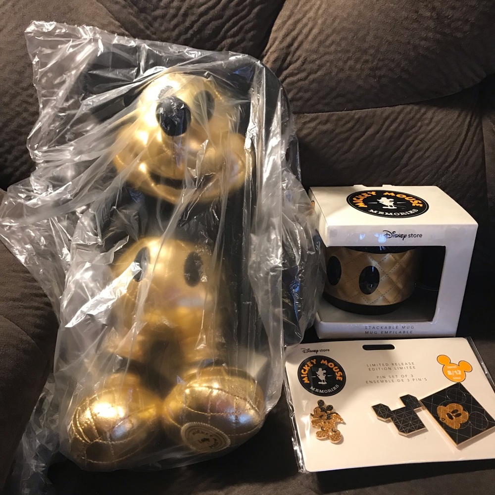 Mickey Memories plush, mug, pin set August